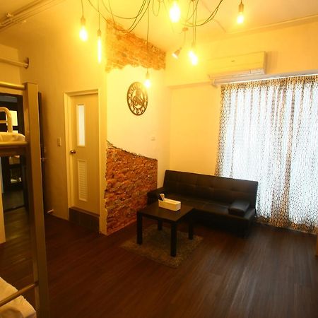 Color House Hostel Taichung Bagian luar foto