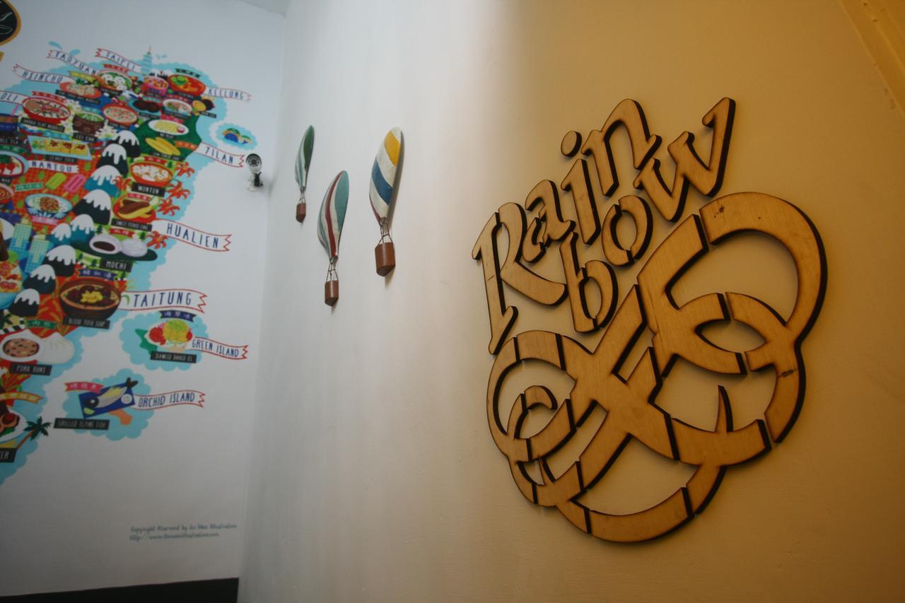 Color House Hostel Taichung Bagian luar foto