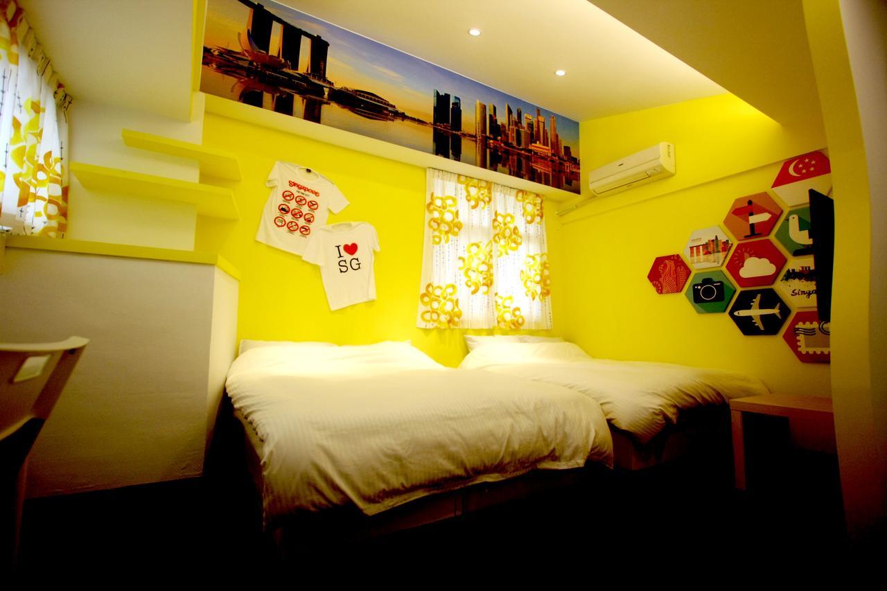 Color House Hostel Taichung Bagian luar foto