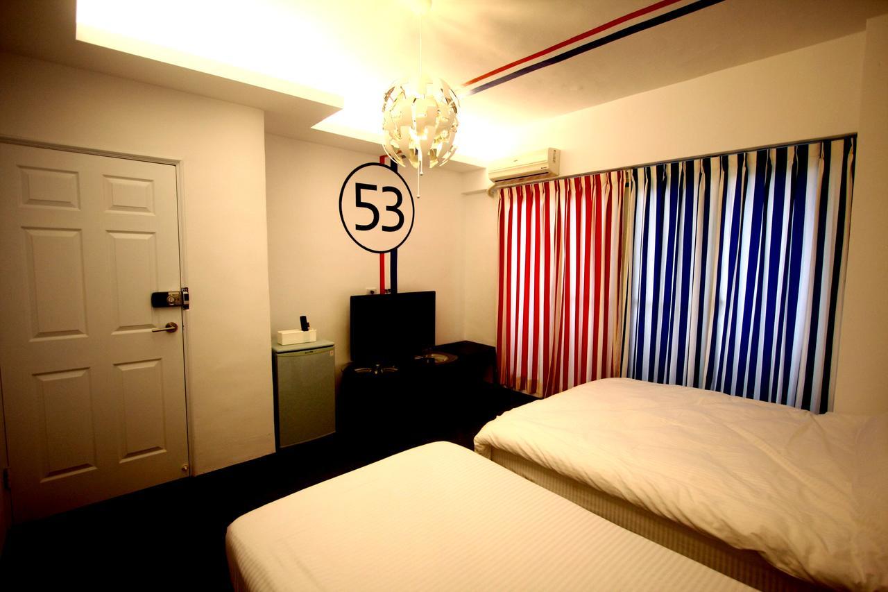 Color House Hostel Taichung Bagian luar foto