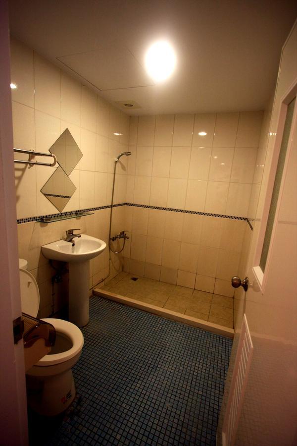 Color House Hostel Taichung Ruang foto