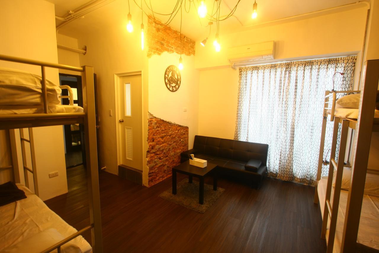 Color House Hostel Taichung Bagian luar foto